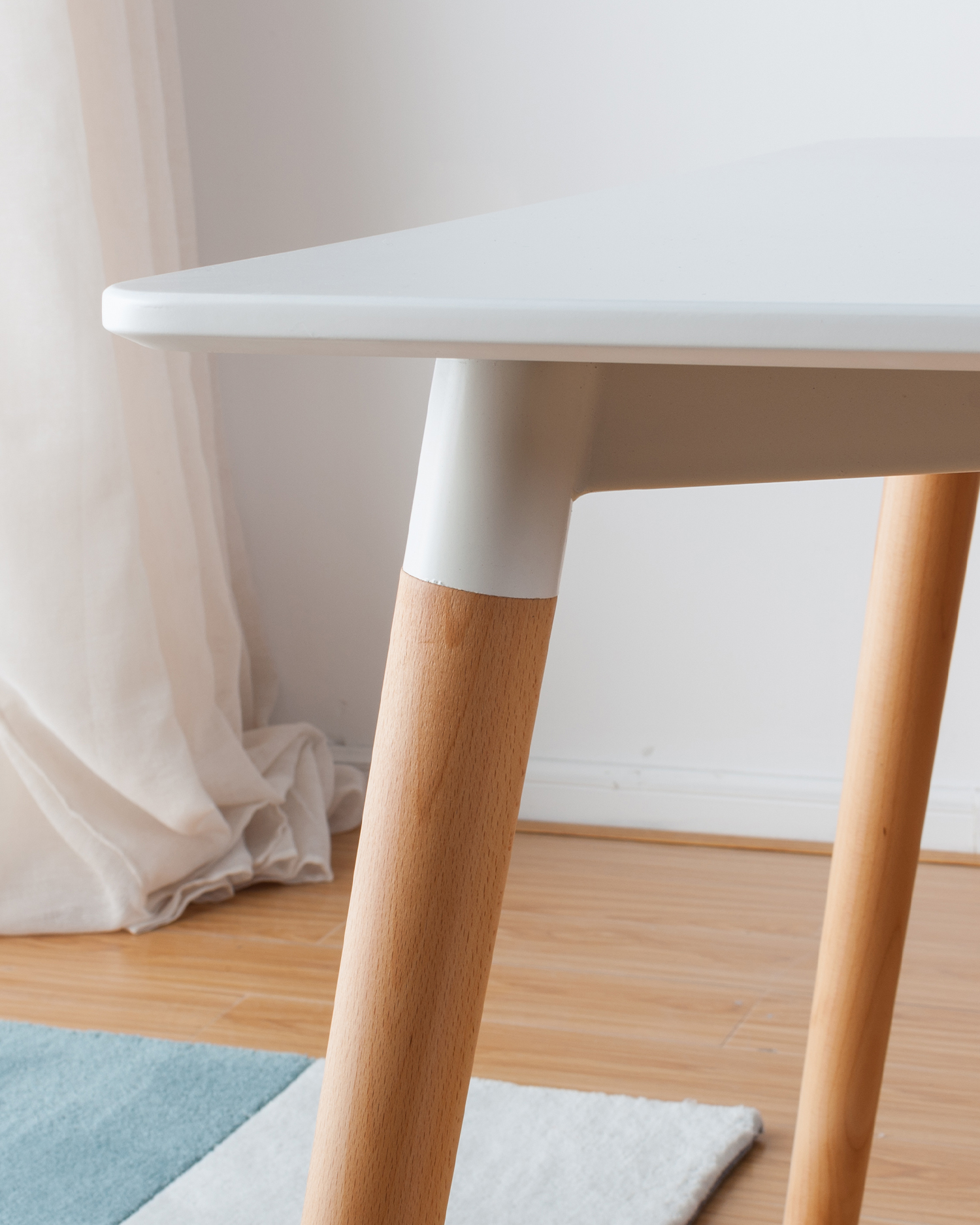 Hvit topp spisebord med treben Hvit topp spisebord med treben